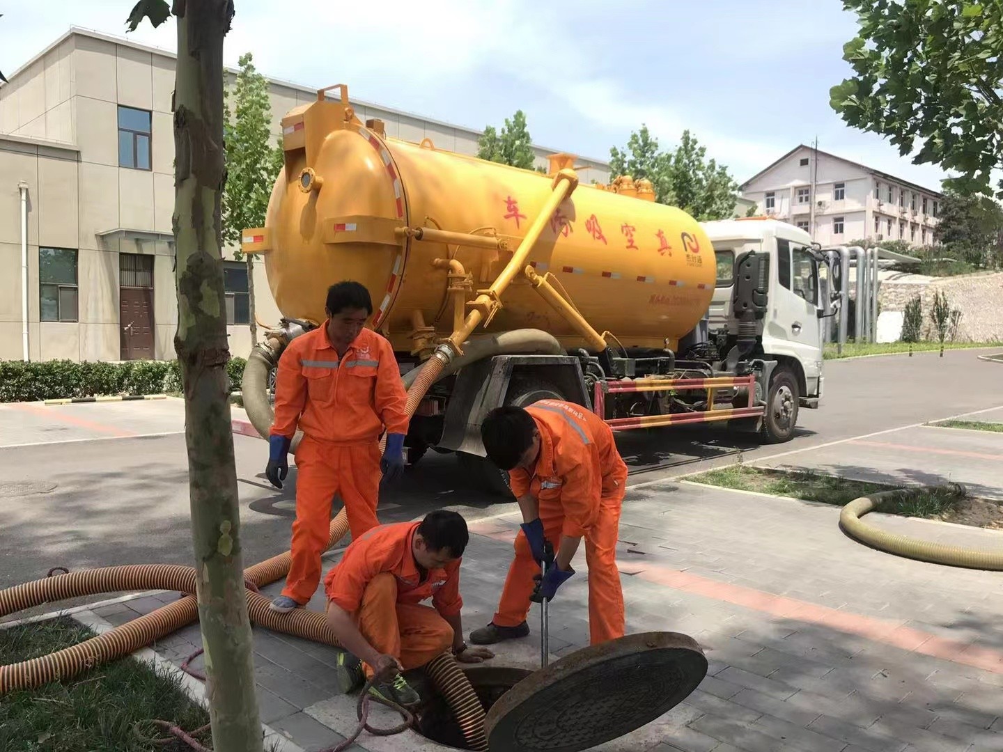 中方管道疏通车停在窨井附近