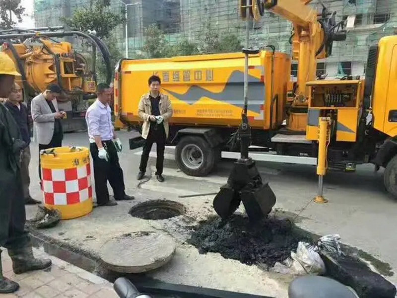 中方街道：网格员化身“清道夫”，为民解忧疏通“堵心”化粪池