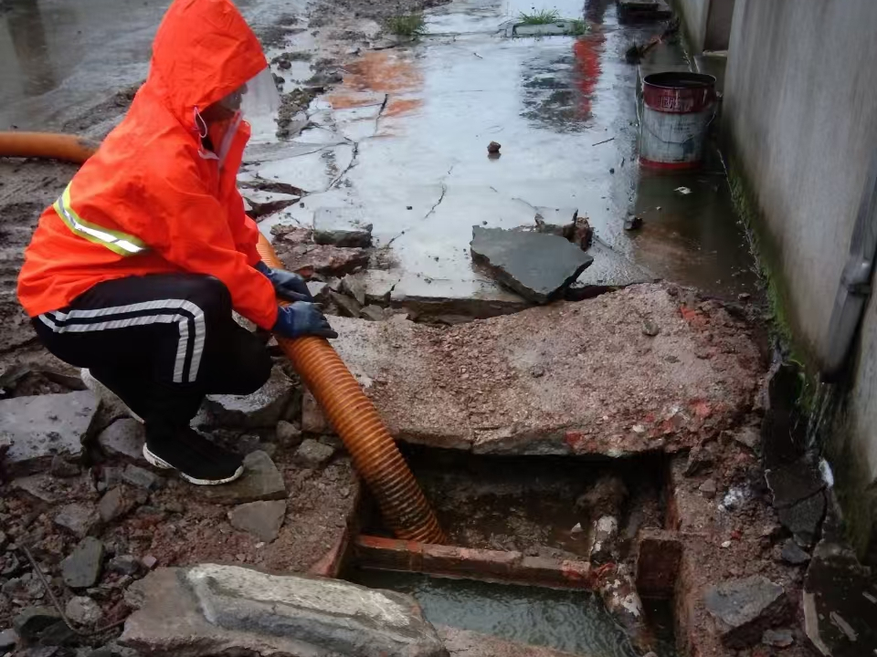 中方专业清理污水池 炜誉市政以规范流程守护城市 “肠道”