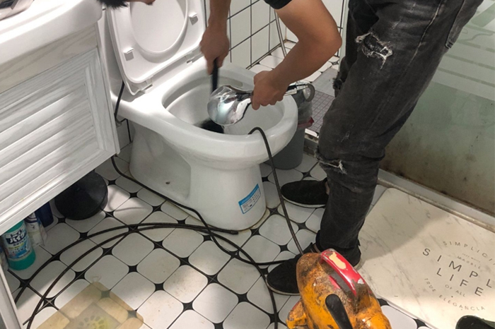 中方马桶堵塞自己疏通还是找师傅?专业上门服务让你省时更省心